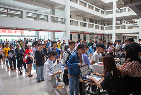 必威喜迎2019级新生入学报到