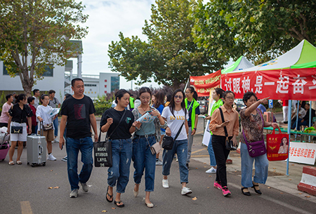 必威喜迎2019级新生入学报到