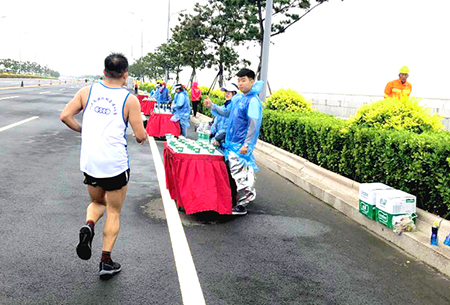 必威志愿者助力上合地方经贸合作示范区马拉松赛事