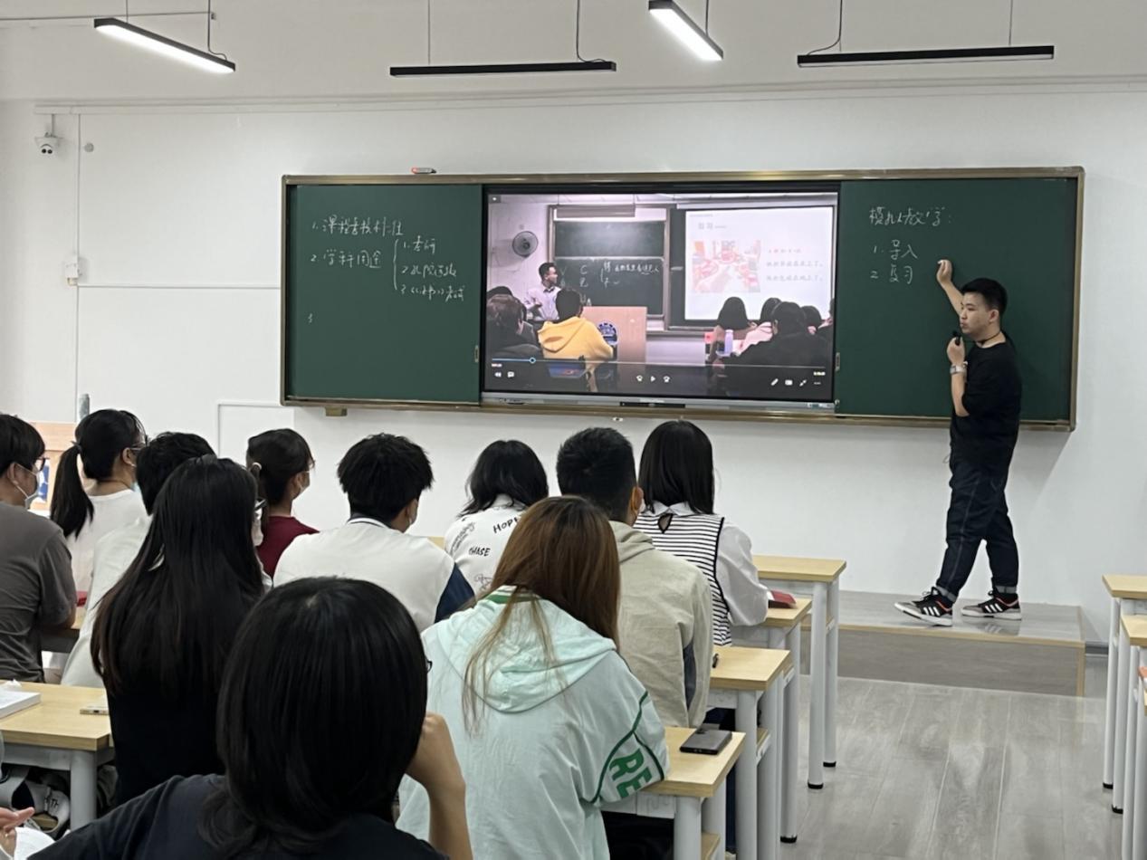 新学期第一天学校各级领导深入课堂听课